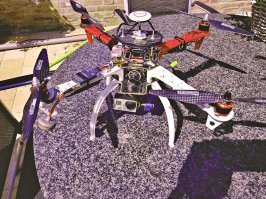 Если хорошее и что бы нормально было то советую DJI 450 или фантом 3 4k . Остальное и стоит дорого . 4к я поставил щас на продажу .