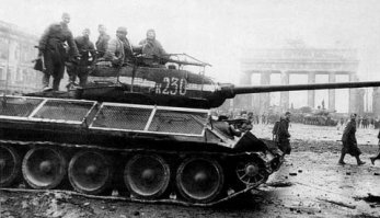Давайте по порядку, в 1942 году бортовая броня Pkfw Т3 была 20 мм, ровно как у БТР 70, так что На дальних подступах стрелок с навыками работал эффективно, в то время как для поражения фаустом надо 40-60 метров, что на открытых плацдармах гарантирует смерть стрелка в 90% случаев от поддерзивающей пехоты из за специфики выстрела с него (с РПГ приходилость стрелять?) в городских условиях мобильность и многоразовость ПТР, а также возможность стрелять с закрытых позиций тоже недооценена аналитиком.
Теперь об эффективности фаустпатрона смотрим на картинку. 
Я не утверждаю что одно оружие круче другого, но зная статистику поверьте я предпочту с 1000м мочить врага из 6С8, чем со 150м с РПГ или Мухи, обычный инстинкт самосохранения, с учетом того, что слвременный танк выдерживает до 8 выстрелов РПГ, жизнь реактивщика противотанкиста яркая но недолгая при правильной тактике использования танков в бою. Буданов Ю. Д. ЭТО ДОКАЗАЛ НА ПРИМЕРЕ своего полка в реальных боях.