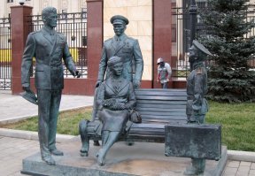 Ну, на памятник у метро С. Бодров все-таки не наработал.
А так, памятники персонажам, это отличная традиция: