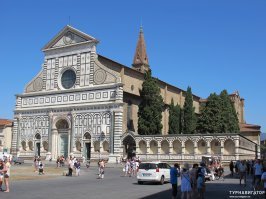 Базилика Санта-Мария-Новелла [Флоренция]
Basilica of Santa Maria Novella / Basilica di Santa Maria Novella

Церковь Санта-Мария-Новелла известна своим лёгким ажурным фасадом, напоминающим инкрустированную шкатулку. В интерьере немалое количество произведений искусства: греческие фрески и мраморные надгробия. Предшественником церкви Санта-Мария-Новелла была небольшая молельня, находившаяся здесь, и называвшаяся Санта-Мария-делле-Винье. В начале XIII столетия монахи доминиканского ордена решили возвести монастырь и новую церковь. Через несколько лет началось строительство, в 1279 году уже были возведены нефы, а в 1360 году была достроена сакристия и колокольня в романско-готическом стиле. Церковь строилась достаточно долго и была освящена лишь в 1420 году.

Именно в этой церкви начинается действие романа Джованни Боккаччо «Декамерон».
Храм перестраивается в середине пятнадцатого века по заказу местного купца Джованни ди Паоло Руччелаи. Строительство ведет архитектор Леон Баттиста Альберти, который перестраивает фасад церкви, создает прекрасный портал. Именно ему принадлежит идея украшения церкви квадратами, инкрустированными белым и черным мрамором. В декорировании присутствуют геральдические символы семьи Руччелаи, представители которой некогда заказали постройку этой церкви.

Интерьер храма изменялся и в XVI веке. Сегодня здесь можно увидеть множество произведений искусства XIV-XVI веков. Среди этих памятников такие произведения искусства, как: гробница епископа Фьезоле, терракотовый бюст святого Антонина, памятник блаженной Виллане, гробница Филиппа Строцци и многие другие. Отдельного упоминания заслуживают капеллы Маджоре и Гонди.

В капелле Маджоре находится алтарь с бронзовым распятием, а также фрески, которые датируются концом пятнадцатого столетия. Капелла Гонди знаменита творениями Джулиано да Сангалло, фресками тринадцатого века, а также Распятием Брунеллески. Еще одна капелла - Строцци-ди-Мантова, здесь есть фрески, изображающие Страшный суд: на правой стене сцены Ада, а на левой   Рая.
Из храма можно попасть в монастырский дворик в романском стиле. Некогда монастырскую стену украшали фрески Паоло Уччело на сюжеты из Ветхого Завета, но со временем их перенесли в трапезную. Если пройти через Монастырь Усопших, можно попасть в Большой монастырь, который окружен стенами с уникальными росписями флорентийских художников XV-XVI веков.