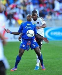 В школе как то на физкультуре играли в футбол. Мяч летит свысока, один из одноклассников хочет поймать его на голову, другой смотрит вверх на мяч и бежит к нему, хочет пнуть вперед :)
В общем, получилось как на фото почти , знатоного пенделя первый получил, угорали минут пять. Игру пришлось остановить.