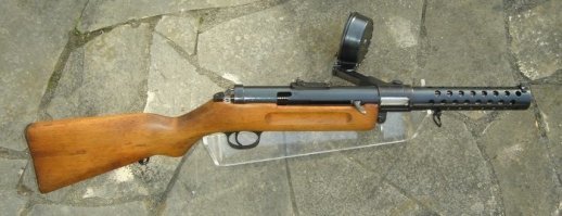 Добавлю от себя. Магазины для МП 18 изымали у артелиристов так как крепление было унифицировано. Люгеры канониров комплектовались ими.