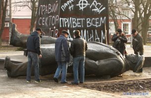 Ну 5-6 веках населения Рима менялась раз в полвека. То одно племя захватит то другое. Пример как ни странно приходит 404 с майданом .
Построили временное жилье из дерева  стали коз пасти и цибулю сажать между статуй а тут другие герои появились и снова геть ромеев и по новой пожары кроме того никто каналами,водохранилищами и прочими акведуками не занимался Тибр река таки горная -соответственно наводнения .