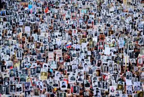 А твоим внукам будет казаться по-другому. Вы станете насильниками бедных немецких женщин, грабителями и мародёрами. Вас обвинят в том, что вы победили немцев. Вот если бы сдались, то потомки хлебали бы баварское пиво и сыто отрыгивали, набив пузо халявными свиными ножками.

Источник:  © Fishki.net

Я внук, внук красноармейца и полковника. И мне не кажется. И нас таких БОЛЬШИНСТВО