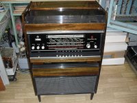 И главное заметь телефон за 120000 руб сегодня никого не удивляет при стоимости в 1/3 от лады гранты, ко орая покруче будет ваз-2106. Но в совке все плохо 
Стоит 1/20 от стоимости жигуля а звук выдает по тем временам хай-энд, сейчкс подобного класса современная аппаратура минимум за сотку валит.