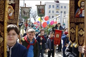 Ни слова о самых заслуженных пионерах на крестном ходе.
Безобразие!