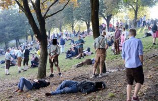 Пьют они там далеко не только пиво. А крепкий алкоголь тоже. Мешают всё это с пивом. Итог всегда один.