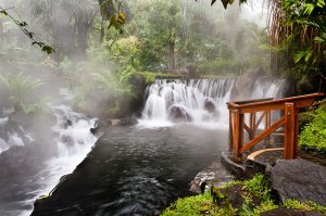 Очень странно, что в этой подборке нет жемчужины Коста-Рики, SPA отеля Табакон, расположенного на горячей, полноводной реке нагревающейся от действующего вулкана Ареналь. Это SPA парк, с природными ваннами и водопадами, разной глубины и температуры. Сам парк похож на огромный лабиринт из переходов, мостиков и термальных ванн. Мне довелось там побывать однажды и это впечатление на всю жизнь. Очень хочетя туда вернуться вновь.