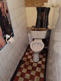 ерунда все это....заливают то по разному....)))))
Рассказываю леденящую душу историю из жизни.
Город недалеко от Москвы, живет близкий родственник один, летом он 6 месяцев на даче, дома бывает только за пенсией.
Квартира на первом этаже, канализационные трубы старые, засоры бывали но быстро ликвидировались.
Приезжаем с женой по делам в эту квартиру и чувствуем какой то запах....
Сюжет: с сортире 10 см говна и сточных вод в ванну тоже прошло поскольку там дырка, соседи ходили в туалет неделю, а может больше и все это вылезало из унитаза...
Жене дурно...у меня аж в глазах резало...
Ваши действия?
Я черпал пятилитровой бутылкой из которой сделал совок....и в ведро и на улицу, вонища.....не передать, через два часа приехала аварийка, выломали фанеру, прочистили...
Теперь я не боюсь ничего.