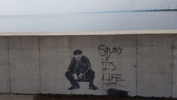 Странноватый юмор. Кстати давеча видел на пирсе в городе Hamilton в Канаде вот такую вот интересную картинку.