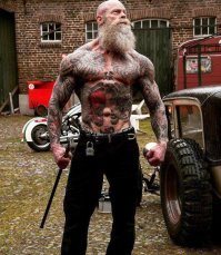 72-летний дедушка разыграл молодежь в тренажерном зале