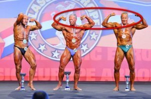 Так у него и брат-близнец есть? Номера разные, а лица и фигуры один-в-один!