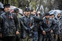 Да. Возможно и скорее всего вы говорите правду. Но кто кидал яйца и камни в людей на площади? Приезжие?