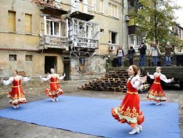Автор,сам ты дно! Это Донецк,мик-н Путиловка.А теперь угадай,почему здание в таком виде. А люди танцуют наперекор бомбежкам,потому,что они мужественные люди. А ты автор-дебил.