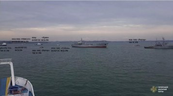 Украинские корабли и их группа сопровождения из РФ.