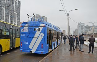 А по Питеру троллейбусы на аккумуляторах бегают. Производит впечатление. Зарядился, рога опустил, и дальше.