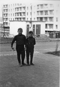 Мы с "корешком". Справа, чуть вдали, как раз баки для этой машины.