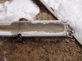 У меня вот тоже есть бетонное изделие, которое, наверное, тоже быстро сделали. Оставил на зиму. Пришел весной...