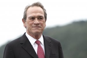 Человек который остается самим собой и не смотря на его годы и отсуствию всяких "пластик" все его роли (и его тоже ) любят.