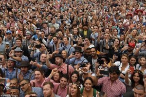 Посмотрите на эти счастливые лица коренных немцев на переднем плане