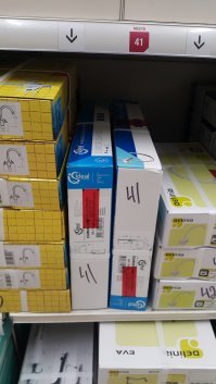 Для особо упоротых публикую фото таких же красных меток на товарах сантехнического отдела Леруа (только оттуда, ремонт идёт... )). А на товары, "если ты заходишь в магазин со СВОЕЙ вещью", "вот такие" СИНИЕ "этикетки клеятся охранником леруа". )))

Впрочем, как я уже указал выше, что пост совсем не об этом. Автор перенервничал по поводу марок. И Ваше расследование, что пост мутный, т. к. на товарах есть цветные наклейки... ))) никак смысл поста не меняют. Даже если автор поста раз 10 входил и выходил из Леруа, в самом посте об этом ни слова и к этому у автора никаких претензий.

Представляю, какое разгромное разоблачение Вы бы сотворили, если бы увидели, что там на товарах есть ещё и... (О, боже!) ЗЕЛЁНЫЕ... Да-да!!! ЗЕЛЁНЫЕ наклейки!!!

)))

Кстати, обслуживание на Осташковском шоссе, 1 в Мытищах у них преотвратное (!!!), кроме одного парня в отделе грунтовок. Больше в эту клоаку ни ногой.