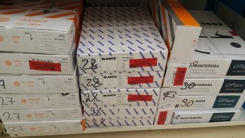 Для особо упоротых публикую фото таких же красных меток на товарах сантехнического отдела Леруа (только оттуда, ремонт идёт... )). А на товары, "если ты заходишь в магазин со СВОЕЙ вещью", "вот такие" СИНИЕ "этикетки клеятся охранником леруа". )))

Впрочем, как я уже указал выше, что пост совсем не об этом. Автор перенервничал по поводу марок. И Ваше расследование, что пост мутный, т. к. на товарах есть цветные наклейки... ))) никак смысл поста не меняют. Даже если автор поста раз 10 входил и выходил из Леруа, в самом посте об этом ни слова и к этому у автора никаких претензий.

Представляю, какое разгромное разоблачение Вы бы сотворили, если бы увидели, что там на товарах есть ещё и... (О, боже!) ЗЕЛЁНЫЕ... Да-да!!! ЗЕЛЁНЫЕ наклейки!!!

)))

Кстати, обслуживание на Осташковском шоссе, 1 в Мытищах у них преотвратное (!!!), кроме одного парня в отделе грунтовок. Больше в эту клоаку ни ногой.