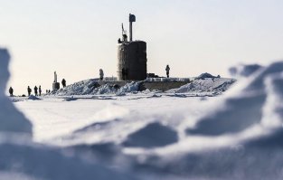Атомная подводная лодка "Транчант", пробив метровой толщины лед, всплыла на Северном полюсе - судя по фотке, если лед метровой толщины, то средний рост британского подводника - 3,5 метра...