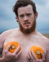 Морда - унылая...
Фигура - печальная...
Поза - банальная...
Погода/фон - тоскливая...
Фантазия - убогая...
-------
В результате: конечно унылое г-но...