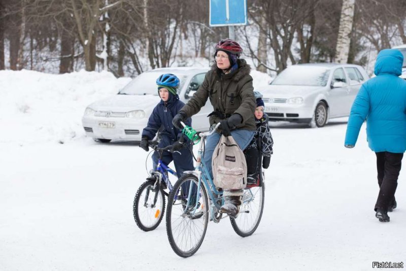 Ну как сказать. Был в Финляндии, там это в принципе достаточно массовое явление. Если у нас в городе зимой можно увидеть с десяток-полтора постоянных зимних велосипедистов, в Оулу, например, где я был в январе, чуть ли не полгорода на велосипедах.
Фото кстати оттуда: