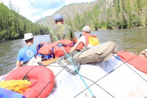 Так и делаем! только не сетку, а решетку из небольших дровин, веревками связываем. Ну а сверху весь бутор затягиваем "пауком"...
