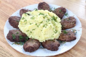 Согласен, но если речь идет про котлеты... делал как то... сало добавлял..ну а здесь, просто хотелось ощутить вкус лосятины без добавок!