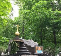 Этот памятник еще не такой ужасный, как тот, что появился позади нашего родового захоронения. Огромный гранитный сруб, мраморные облака, купола, какое-то плюшевое дерево... Тихий ужас!!! Это Ваганьковское кладбище, Мочаловская аллея.