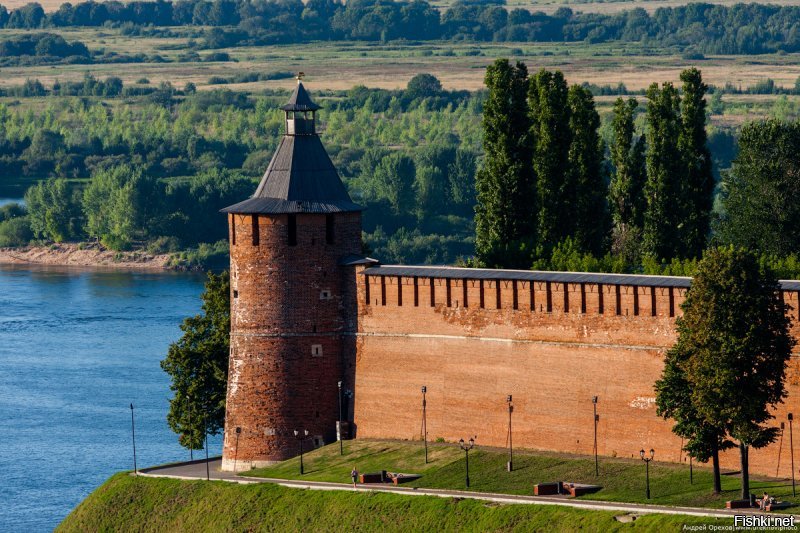 Ну не знаю.
Когда в детстве ходили на экскурсию в Нижегородский кремль, гид рассказывал легенды о строительстве. Одна из них (я думаю многие могут вспомнить подобные байки)
При закладке Коромысловой башни строители Нижегородского кремля решили усилить ее основание, принеся в жертву первое живое существо, которое пройдет мимо них. Не повезло молодой девушке, которая шла по воду на реку Почайну. Её отец предлагал выкуп за неё, чтобы оставили в живых. Но. Девушку зарыли под фундамент вместе с коромыслом и ведрами, отсюда и пошло название башни. Честно - я тогда плакал - девушку было жаль.
:) Но башня удалась на славу