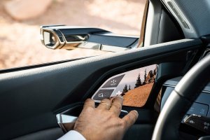 У Ауди  на е-Троне это оформлено лучше