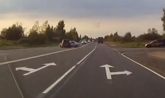 Вот момент удара, Тойота прошла, а Фолькс глубоко на встречке.