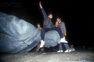 я тут тоже один народец знаю любителей ломать-разрушать, те еще обезьяны...то церкви по всей стране сносят, то памятники крушат...