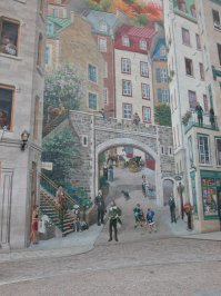 В Квебеке есть гораздо лучшие картинки.
Вот, прошу - фото моё. Это просто стена дома.
