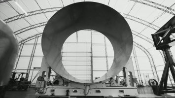 Когда на Фишках постят, как в середине 20 века представляли век 21, обязательно с многолюдными космодромами, лунными и марсианскими базами... начинается ритуальный стон: прости нас, Юра... если бы предатель Горбачев не развалил Союз, возможно все так и было... мы погрязли в потреблядстве, променяли звезды на айфоны и т.п. Но, вот пока приблизительные, но уже эскизы человеческого поселения на Марсе, под которое уже подыскивается место. Не просто рисунки космического корабля, а утвержденный дизайн по которому он уже строится, первые атмосферные испытания в 2019 и в результате отвезет все необходимое на Марс... 
Вот же оно будущее, не просрано, а просто дожидалось необходимого технического и экономического уровня развития. Например, корпус корабля делается из углепластика, при равном весе прочнее стали в 5 раз. То что частники, в отличии от госконтор, вкладывают собственные средства внушает оптимизм в оптимальности расходования средств. К примеру, для постройки самой большой ракеты в мире просто закрыли тентами часть территории склада SpaceX. Госкомпания начала бы с многолетней и затратной постройки капитального монтажного корпуса, что Шаттла, что для Бурана давно заброшенные. Хоть ракета и огромная, но так как полностью многоразовая, то основной стоимостью запуска будут расходы на жидкий метан и кислород. Для создания внеземного форпоста человечества не придется отказываться от айфонов и туалетной бумаги. Очень возможно, что Маск построит первую марсианскую базу полностью на свои средства. Когда от раскрутившейся Теслы потоком пойдет кэш, будет одна проблема - без эксцессов скупать и перепрофилировать разорившиеся автокоцерны на нужды колонизации. Кстати, если кто ждал обещанного весной осеннего банкротства Теслы... не ждите.:)