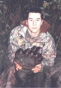 ью на Аляске сотрудник Лесной службы США застрелил гигантского медведя-людоеда. Молодой человек охотился на оленей, когда в пятидесяти метрах появился огромный гризли и бросился на него. Успев вскинуть свою 7-миллиметровую полуавтоматическую винтовку, охотник разрядил в нападающего медведя весь магазин. Гризли упал в нескольких шагах от человека, но был всё ещё жив.
Перезарядив винтовку, парень несколько раз выстрелил медведю в голову, и лишь это остановило его сердце. Позже комиссия Департамента дикой природы и рыболовства штата Аляска установила, что это был самый большой медведь гризли, когда-либо добытый в мире.
Его вес составил более 726 кг, а рост, если бы он стоял на задних лапах, - около 4,3 метра. Исследовав содержимое желудка гризли, учёные обнаружили в нём фрагменты человеческих тел. Комиссия установила, что только за последние 72 часа гризли убил по крайней мере двух человек.
Сразу же было организовано расследование. Сотрудники Лесной службы прошли по следу гризли и вскоре обнаружили пистолет 38-го калибра с пустой обоймой. Недалеко от пистолета были найдены останки туриста, который и стал последней пищей гигантского медведя. Защищаясь, человек успел выстрелить шесть раз, и четыре раза он попал в гризли, перед тем, как это чудовищное животное убило его. Схватка произошла примерно за два дня до того, как сотрудник Лесной службы застрелил самого гризли. Тело второй жертвы так и не было найдено. Всего в теле медведя сотрудники Лесной службы обнаружили 4 пули 38 калибра и 12 пуль от калибра 7 мм полуавтоматической винтовки.
Для того, чтобы нагляднее представить размеры этого монстра, можно привести следующее сравнение: если вы человек среднего роста, то достали бы ему всего лишь до низа живота, когда медведь стоял на задних лапах. Его рост был таков, что он мог посмотреть через крышу одноэтажного дома или заглянуть в окна второго этажа. А когда медведь стоял на четырёх лапах, то его глаза и ваши оказались бы на одном уровне.