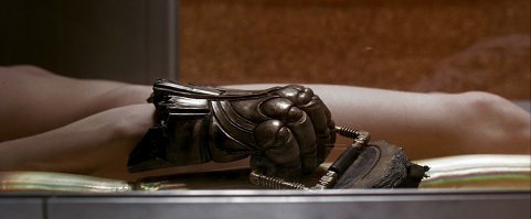 Это перчатка пришельца из пятого элемента