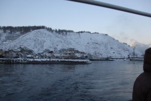 Был я там. И зимой и летом. Портовой загрузки нет там давно. И нет в ней необходимости. При царе  - была. Портальные краны - фото не оттуда. Баркас деревянный - это рыбзавод на Ольхоне, в Хужире. Совсем не порт Байкал. Уж очень совсем. Но ехать на паровозной тяге... Просто класс! Купе в вагонах в дореволюционном стиле. Воняет дымом. И как он гудит!!! Это что-то! Но дорого все ужасно. Местные говорят, что если нет денег на Байкал - езжай за границу.
На фото январь. Из порта Байкал в Листвянку на пароходе
