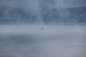 Был я там. И зимой и летом. Портовой загрузки нет там давно. И нет в ней необходимости. При царе  - была. Портальные краны - фото не оттуда. Баркас деревянный - это рыбзавод на Ольхоне, в Хужире. Совсем не порт Байкал. Уж очень совсем. Но ехать на паровозной тяге... Просто класс! Купе в вагонах в дореволюционном стиле. Воняет дымом. И как он гудит!!! Это что-то! Но дорого все ужасно. Местные говорят, что если нет денег на Байкал - езжай за границу.
На фото январь. Из порта Байкал в Листвянку на пароходе