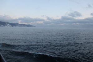 Был я там. И зимой и летом. Портовой загрузки нет там давно. И нет в ней необходимости. При царе  - была. Портальные краны - фото не оттуда. Баркас деревянный - это рыбзавод на Ольхоне, в Хужире. Совсем не порт Байкал. Уж очень совсем. Но ехать на паровозной тяге... Просто класс! Купе в вагонах в дореволюционном стиле. Воняет дымом. И как он гудит!!! Это что-то! Но дорого все ужасно. Местные говорят, что если нет денег на Байкал - езжай за границу.
На фото январь. Из порта Байкал в Листвянку на пароходе