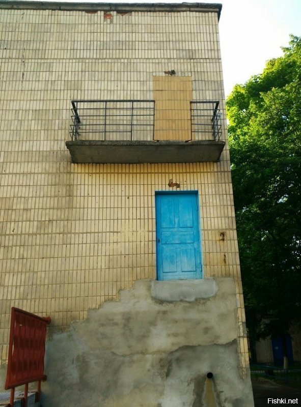 А что тут странного? Был аварийный выход, пожарная лестница, лестницу убрали, одну дверь заложили.