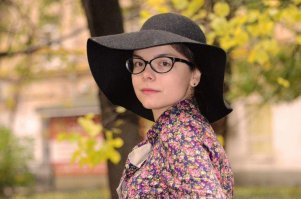 Миловидная особа. С дужками перебор.