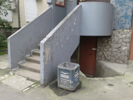 Я как-то раз нашел женскую сумку под крыльцом дома,  открыл сумку а там паспорт, и ещё какие то бумаги типа бухгалтерской фигни. по прописке в паспорте отнёс сумку с документами хозяйке,  это было не далеко от места  где я нашёл сумку. 
Отнёс я сумку, она вместо того чтобы отблагодарить сказав спасибо, вызвала ментов. 
Меня потом неделю мурыжили по поводу этой сумки. с тех пор я  не трогаю чужие вещи!