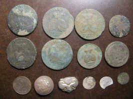 ,,Нашла кошелёк,, - я подумал в находках :-)
По поводу современных кашельков, документов, телефонов  - всегда пытаюсь найти владельца и не волнуют последствия .
Что касаемо кошельков , я вот вчера нашёл правильный кошелёк , ну и + рядом что было (накладка серебряная , пару турчат , царица полей и денежка ) .