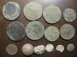 ,,Нашла кошелёк,, - я подумал в находках :-)
По поводу современных кашельков, документов, телефонов  - всегда пытаюсь найти владельца и не волнуют последствия .
Что касаемо кошельков , я вот вчера нашёл правильный кошелёк , ну и + рядом что было (накладка серебряная , пару турчат , царица полей и денежка ) .