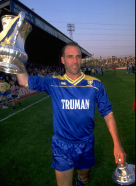 Стало интересно, что символизирует этот  не очень приличный жест со стороны футболистов... Оказывается, так они  приветствуют  легендарного  Алана Корка во время церемонии прощания с ним в мае 1988 г. Жопы, видимо, должны символизировать лысую голову центрфорварда. :)