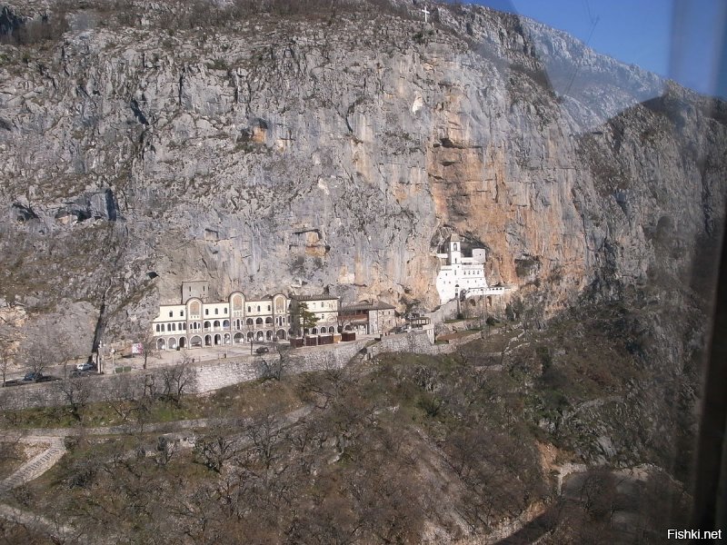 Ну тогда сюда же - монастырь Острог в Черногории.